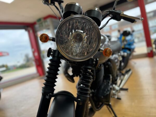 Herald Motor Co Classic 400 - Image 30