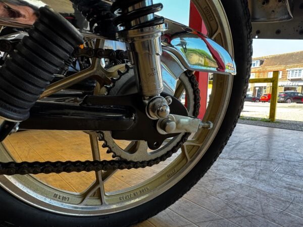 Suzuki GP100 - Image 20